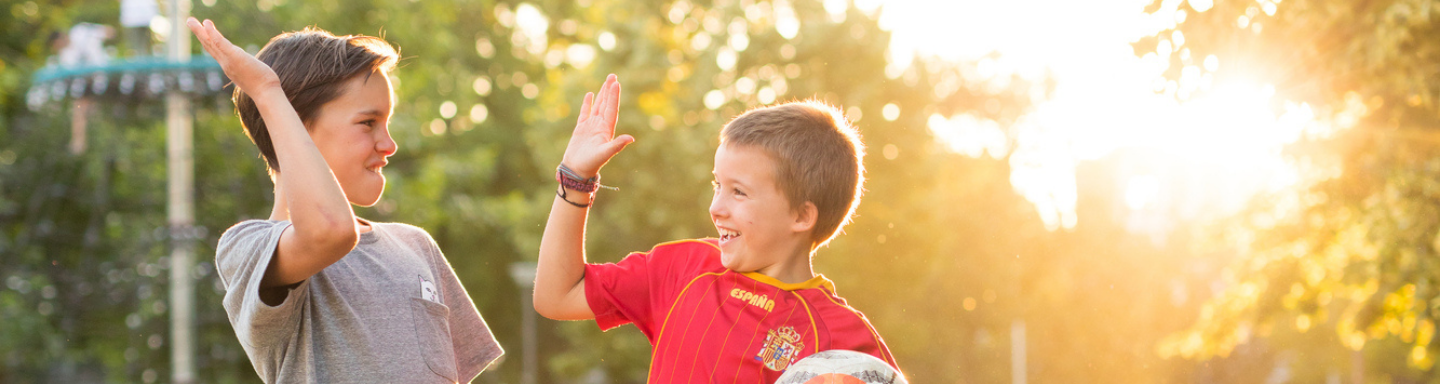 Twee jongens die een high five geven. Twee jongens die een high five geven.